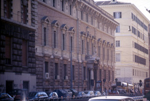 Straßenansicht des Gebäudes des Archäologischen Instituts